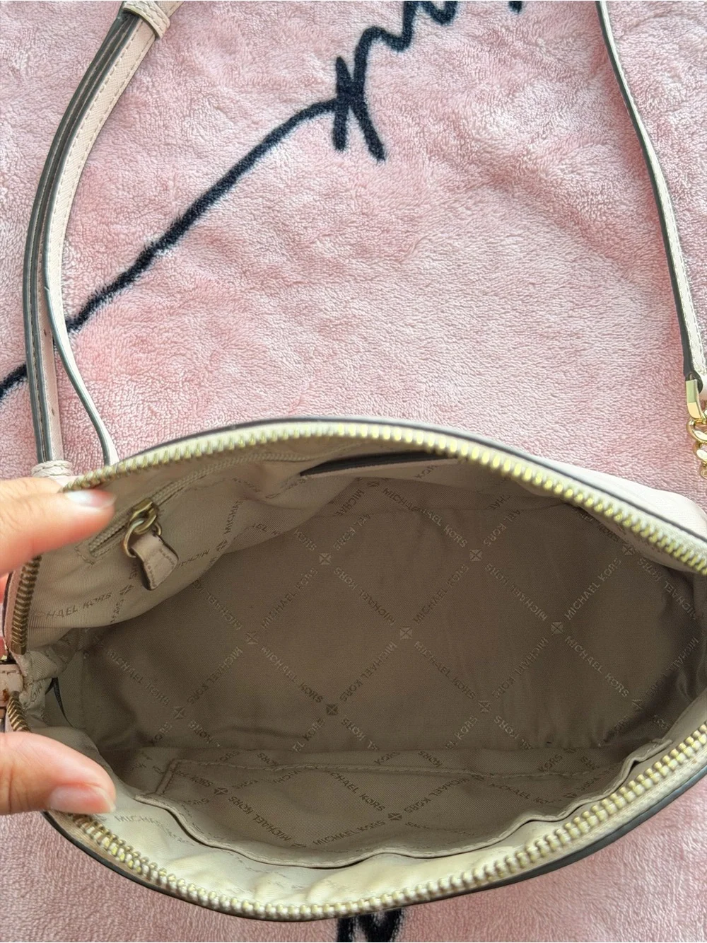 Authentic Michael Kors crossbody bag in a pink Saffiano leather